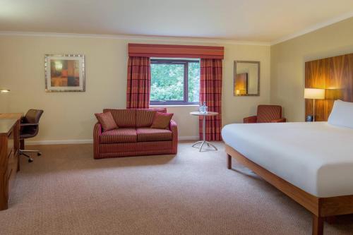 米尔顿凯恩斯Delta Hotels by Marriott Milton Keynes的酒店客房配有一张床、一把椅子和一张书桌