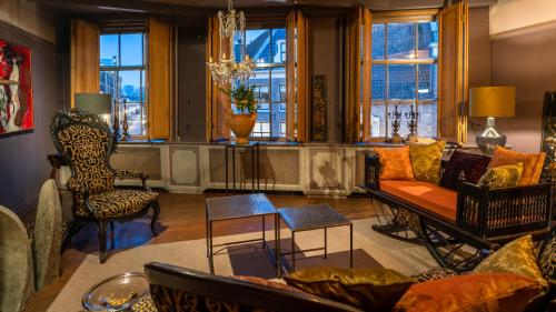 霍恩De Ginkgo in het hart van Hoorn的带沙发、椅子和窗户的客厅