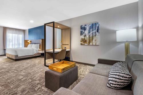 普拉森SpringHill Suites by Marriott Anaheim Placentia Fullerton的酒店客房设有一张沙发和一张床