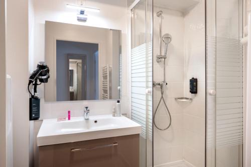 克雷泰伊塞祖尔阿菲尔克雷特尔玛吉斯特尔酒店的一间带水槽和淋浴的浴室
