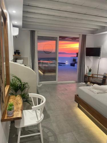 纳克索乔拉Eye of Naxos的一间卧室配有一张床,享有海景