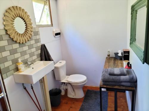 弗朗斯胡克Glamping at The Well in Franschhoek的一间带水槽和卫生间的浴室