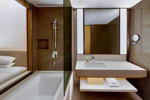 首尔首尔植物园万怡酒店的一间带水槽和淋浴的浴室