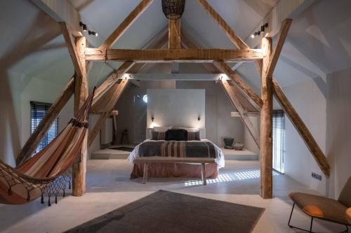 FloreffeChambres de Gilberoux的一间卧室配有一张床,卧室配有吊床