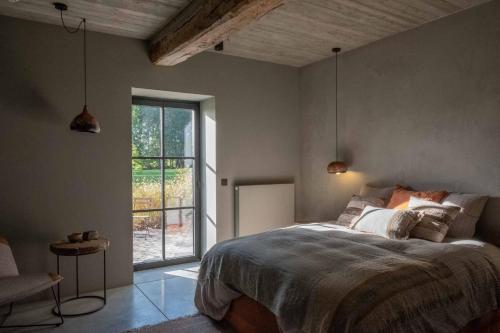 FloreffeChambres de Gilberoux的一间卧室设有一张床和一个大窗户