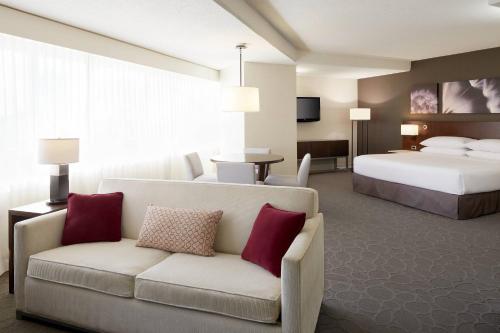 魁北克市三角洲魁北克万豪酒店的酒店客房设有一张沙发和一张床