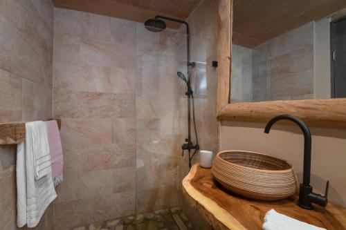 拉斯加勒拉斯Casa Magua Las Galeras的一间带木制水槽和淋浴的浴室