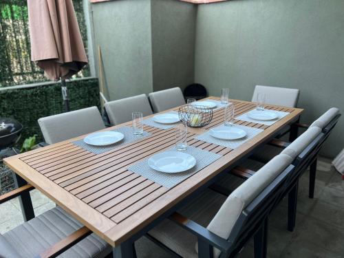 布尔加斯Hilton Burgas Holiday Home的一张带白板和玻璃杯的木桌