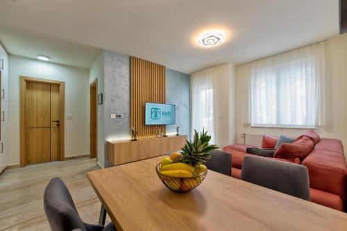兹拉蒂博尔Koti apartman Zlatibor的客厅配有桌子和沙发