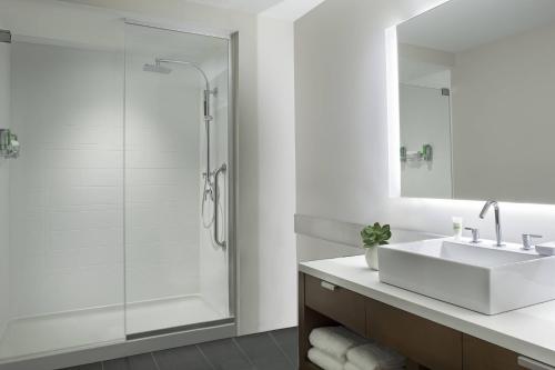沃恩沃恩西南元素酒店的白色的浴室设有水槽和淋浴。