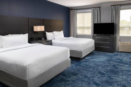 曼切斯特Residence Inn by Marriott Manchester Downtown的酒店客房设有两张床和一台平面电视。