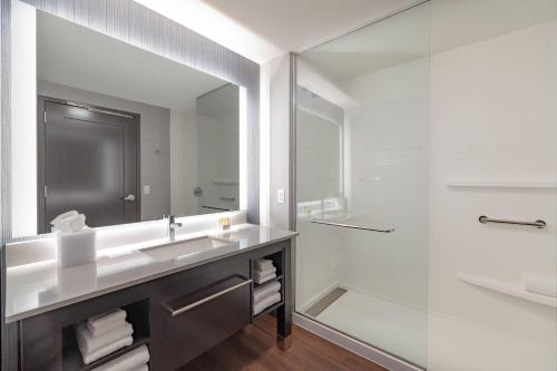 曼切斯特Residence Inn by Marriott Manchester Downtown的一间带水槽和镜子的浴室