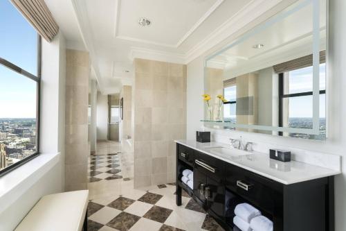 费城费城丽思卡尔顿酒店的一间带水槽和镜子的浴室