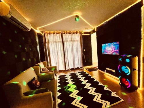 峇都丁宜Cozy Family Escape by StayCo - Pool, KTV, Outdoor Cinema & JACUZZI - Just 2 mins to Beach的带沙发和电视的客厅