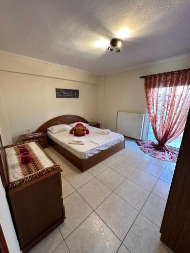 弗洛伊塔Archontia Apartment的一间卧室设有一张大床和一个窗户。