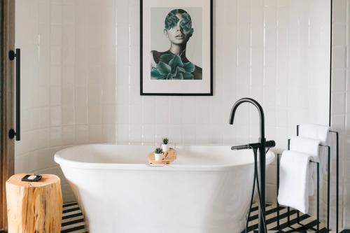 温哥华温哥华市中心万豪德尔塔酒店 的设有带白色浴缸的浴室