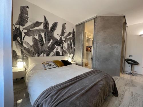 米兰Holy-Day Rooms Milano的卧室配有一张大床,墙上挂着植物壁画