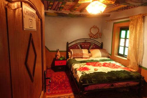 泰夫劳特Tigmino Maison D'or的一间卧室设有一张床和一个窗口