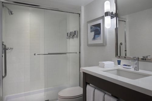 加蒂诺Four Points by Sheraton Hotel & Conference Centre Gatineau-Ottawa的带淋浴、卫生间和盥洗盆的浴室