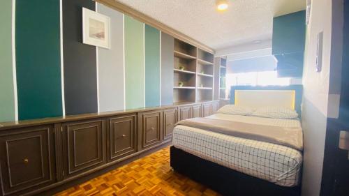 墨西哥城Allegro Polanco的一间蓝色和绿色带床的卧室