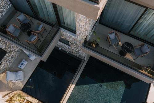 纳夫普利翁Opal Executive Suites的享有带桌椅的游泳池的顶部景致