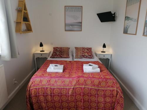 马斯塔尔Femmasteren Hotel & Hostel的一间卧室配有一张床,上面有两条毛巾