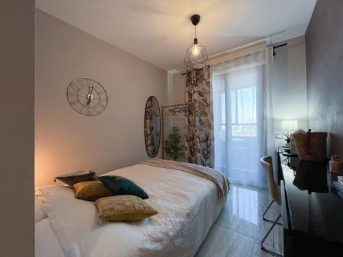 米兰Holy-Day Rooms Milano的卧室配有带枕头的床铺和窗户。