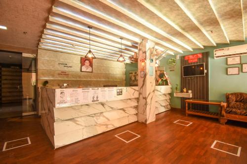 KhandagiriOYO Ssj Residency的一间在房间内有柜台的餐厅