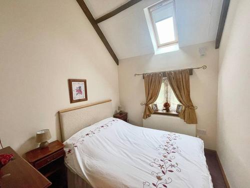 Llangwm-isafSTONE BUILT BARN in a beautiful RURAL setting的卧室配有白色的床和窗户。