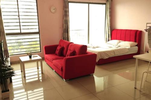塞贝维CQ1305-Selfcheckin-Netflix-Wifi-Parking-Cyberjaya, Cybersquare Soho,2012的客厅配有红色的沙发和床。
