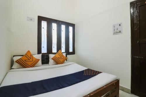 OYO Hotel Priyanka Tourist Lounge客房内的一张或多张床位