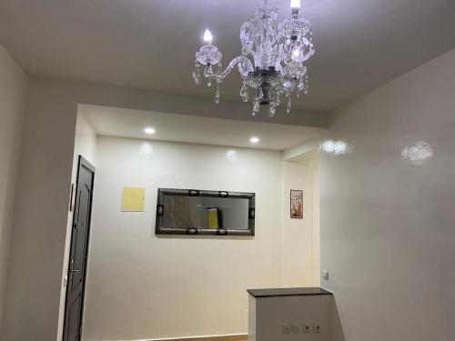 DerouaCasablanca Airport Appartement的天花板上挂着吊灯的房间