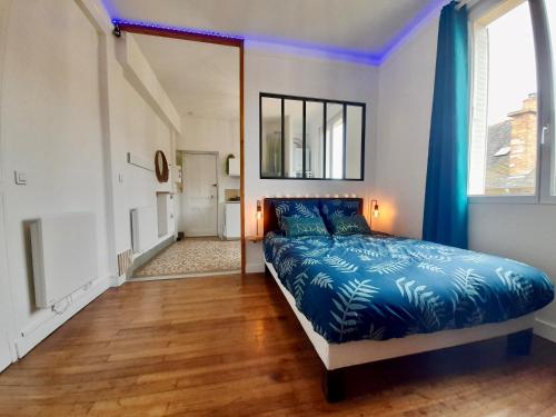 雷恩Le Cocon的一间卧室设有一张床和一个大窗户
