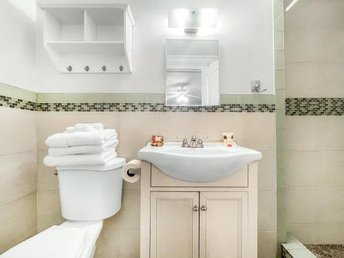 好莱坞The Oasis的白色的浴室设有水槽和卫生间。