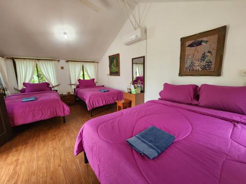 GosongtelagaMB Camp Singkil的一间卧室配有两张带粉红色床单的床