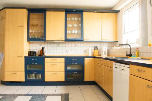 泰尔格特Ferienwohnung Welcome的一个带木制橱柜和水槽的厨房