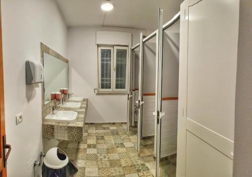斯库台Bed Station Hostel & Bar的浴室设有2个水槽和镜子