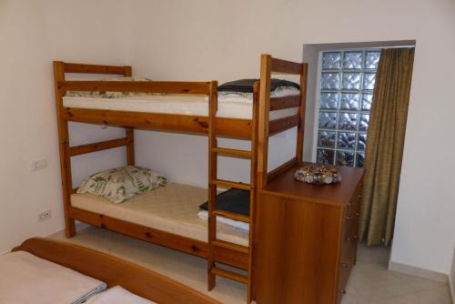 莫斯特拉纳Apartma Praprot的一间卧室配有两张双层床和一张书桌