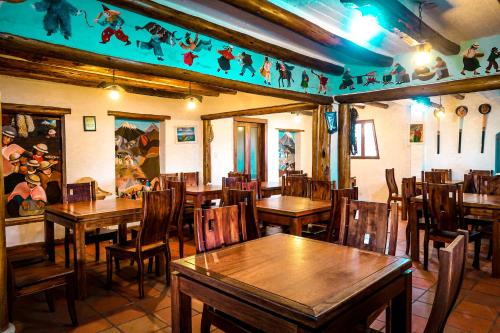 里奥班巴Comunidad La Moya, Calpi的用餐室配有木桌和椅子