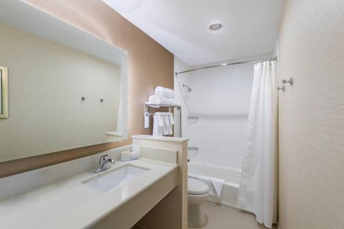安卡斯维尔Fairfield by Marriott Inn & Suites Uncasville Mohegan Sun Area的一间带水槽、卫生间和镜子的浴室