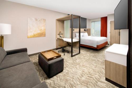 蓬塔戈尔达SpringHill Suites by Marriott Punta Gorda Harborside的配有一张床和一张书桌的酒店客房