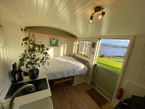 康威Shepherds Hut, Conwy Valley的一间小卧室,配有床和窗户