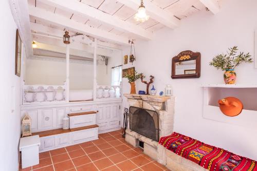 卡尔帕索斯Olive Grove Cottage的客厅设有壁炉和沙发。