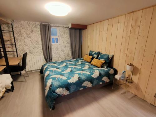 布克Maison avec sous sol indépendant et parking à 2km de Versailles的一间卧室配有一张带蓝色棉被的床
