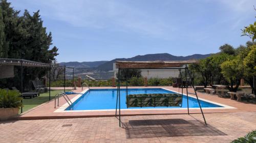 TalaraLa Cañota King Rooms Adults Only的一座带房子的庭院内的游泳池