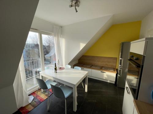 莱比锡Loft mit 2 Terrassen - ruhig&sonnig的厨房配有白色的桌椅