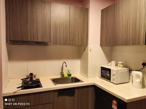 塞贝维HP402- Two Bedroom Apartment- Wifi- Netflix- Parking- Cyberjaya -New, 3061的厨房配有水槽和微波炉