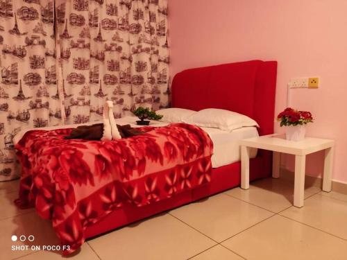 塞贝维HP402- Two Bedroom Apartment- Wifi- Netflix- Parking- Cyberjaya -New, 3061的一张红色的床,上面放着一只猫