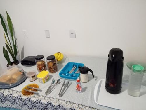 维拉维尔哈Hostel Da Penha的桌子上放有搅拌机和餐具