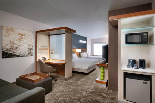 普罗沃万豪普罗沃春季山丘套房酒店的酒店客房设有一间带一张床和电视的卧室